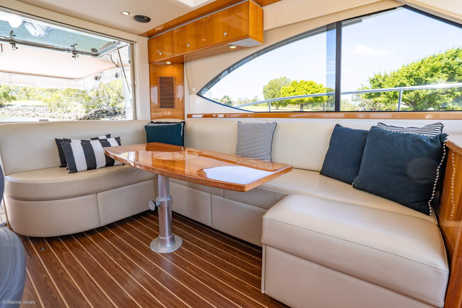 Riviera 4400 Sport Yacht
