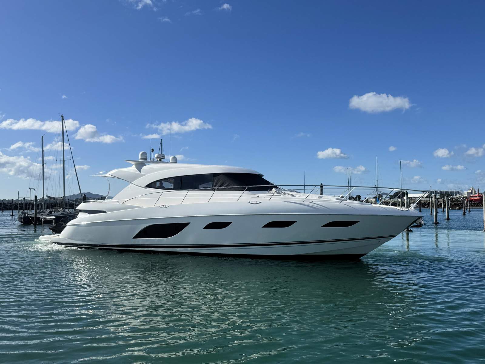 Riviera 6000 Sport Yacht