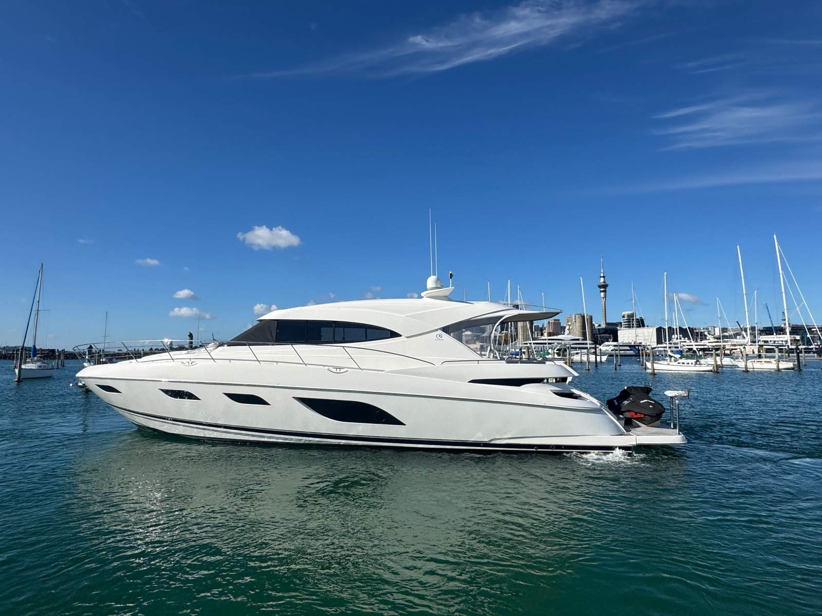 Riviera 6000 Sport Yacht