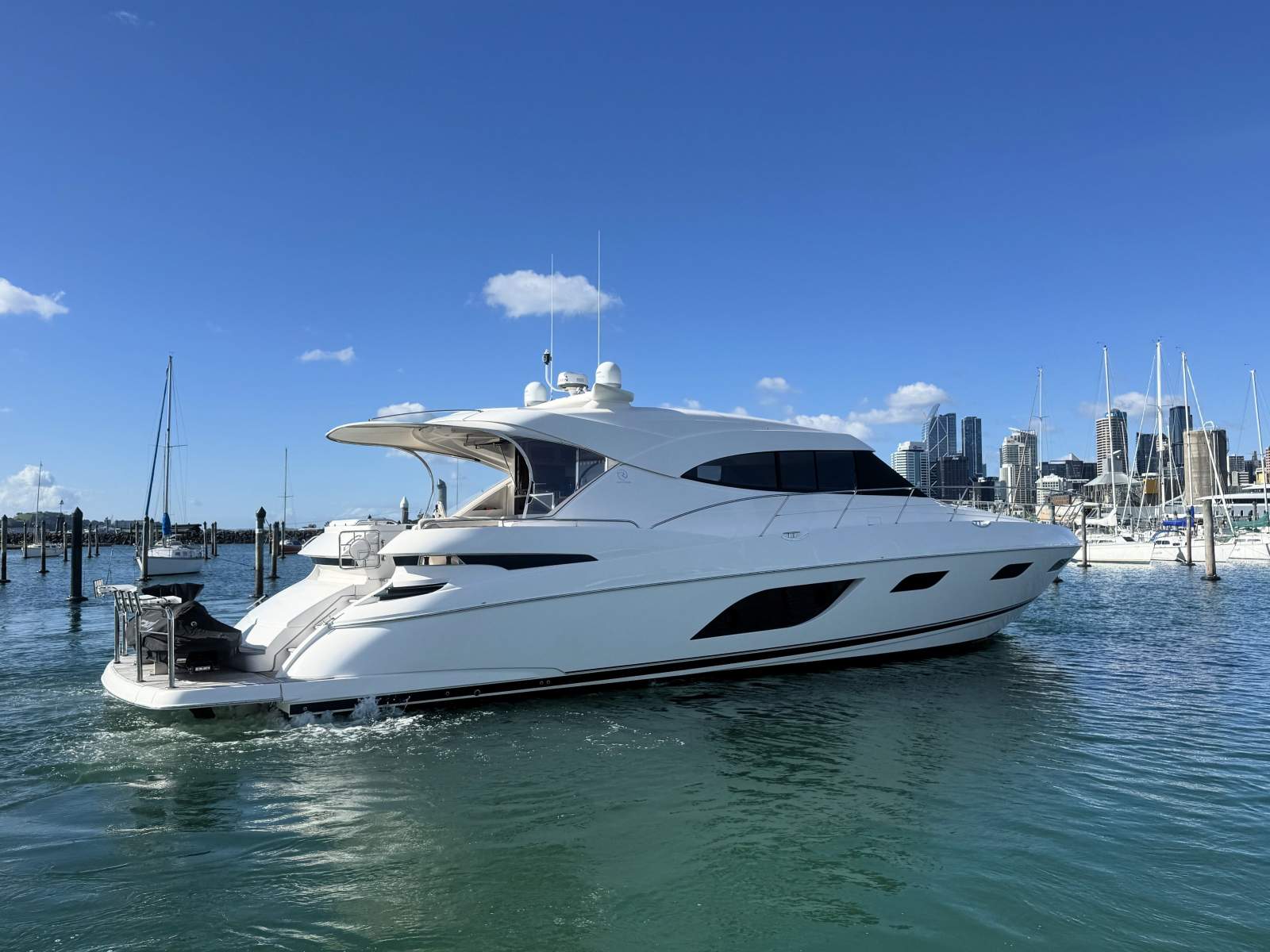 Riviera 6000 Sport Yacht