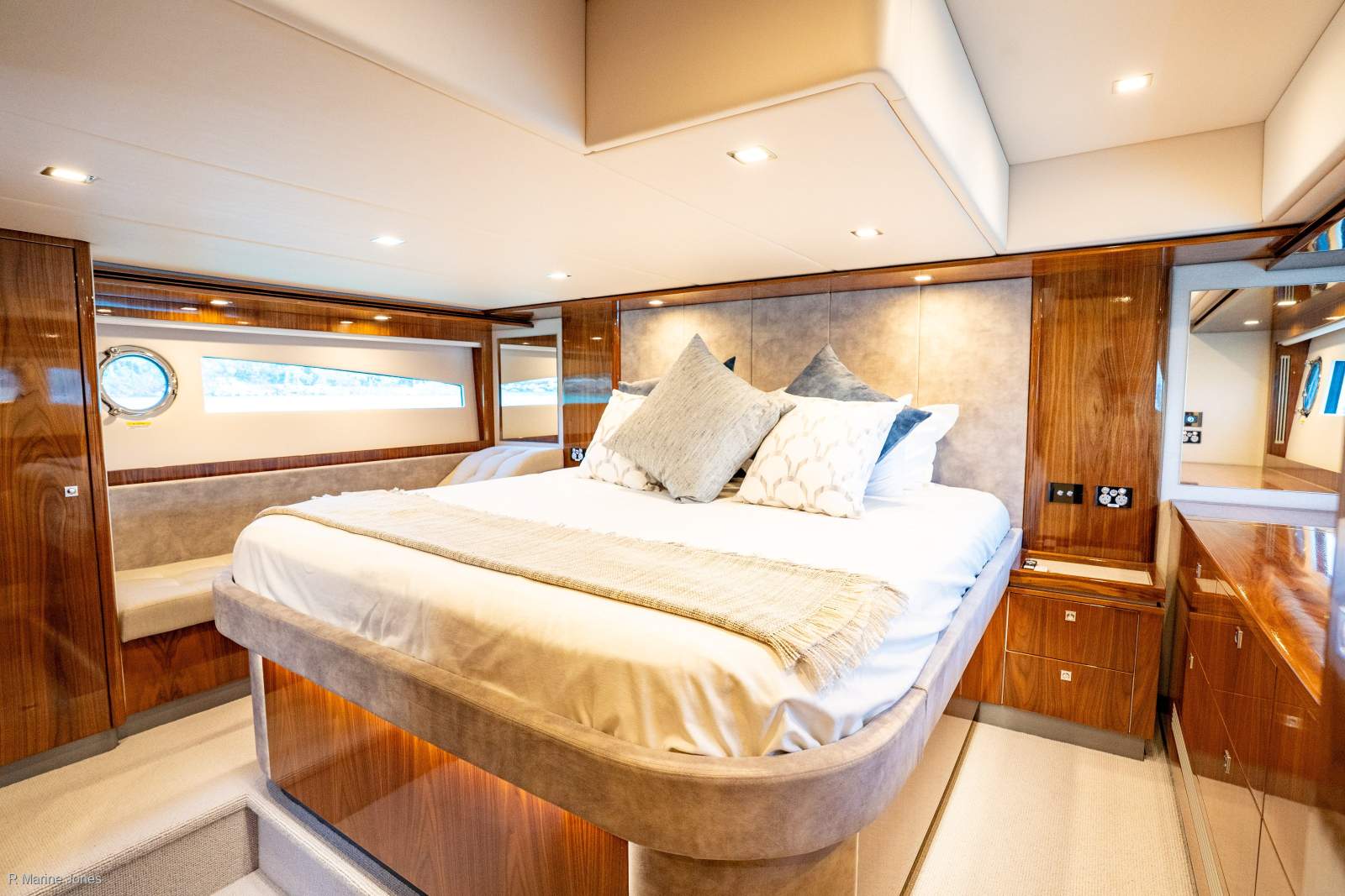 Riviera 5400 Sport Yacht Platinum Edition