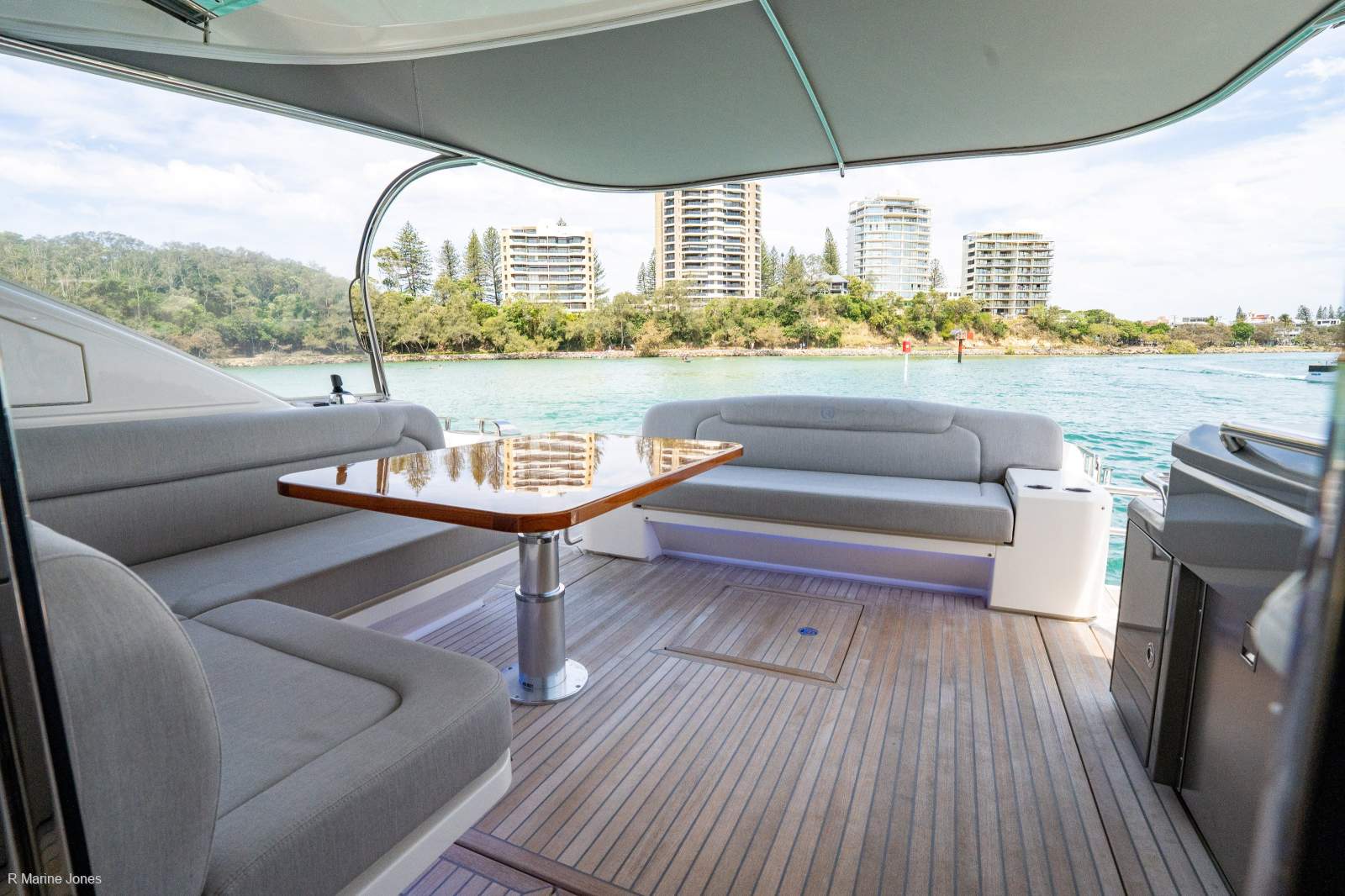 Riviera 5400 Sport Yacht Platinum Edition