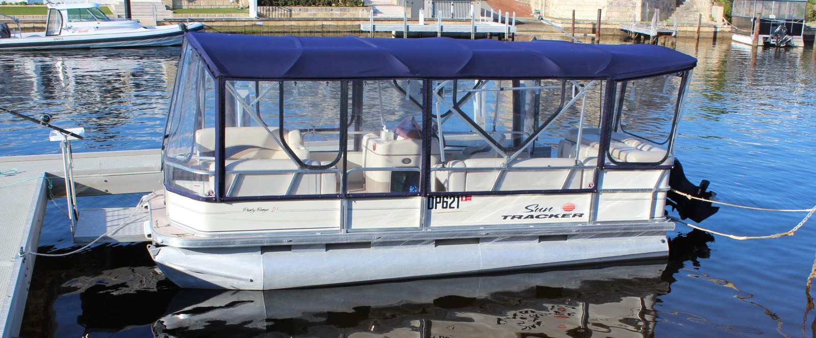 Sun Tracker Party Barge 21