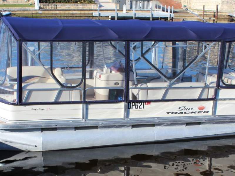 Sun Tracker Party Barge 21