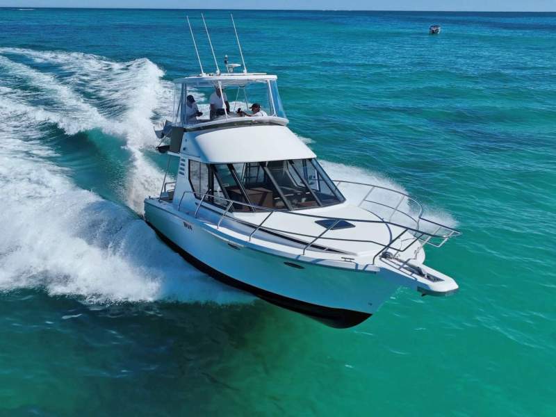 Commodore 33 Flybridge Twin Cabin Cruiser Very rare twin Cummins Diesel shaft drive