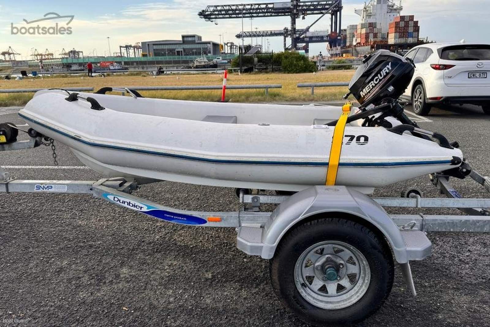 2.7m FIBREGLASS DINGHY WITH INFLATABLE SIDE TUBES