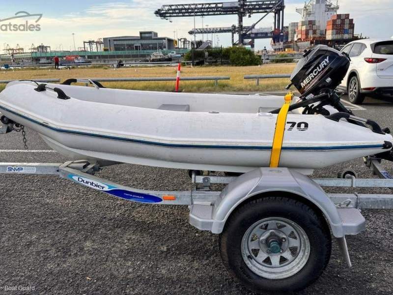2.7m FIBREGLASS DINGHY WITH INFLATABLE SIDE TUBES