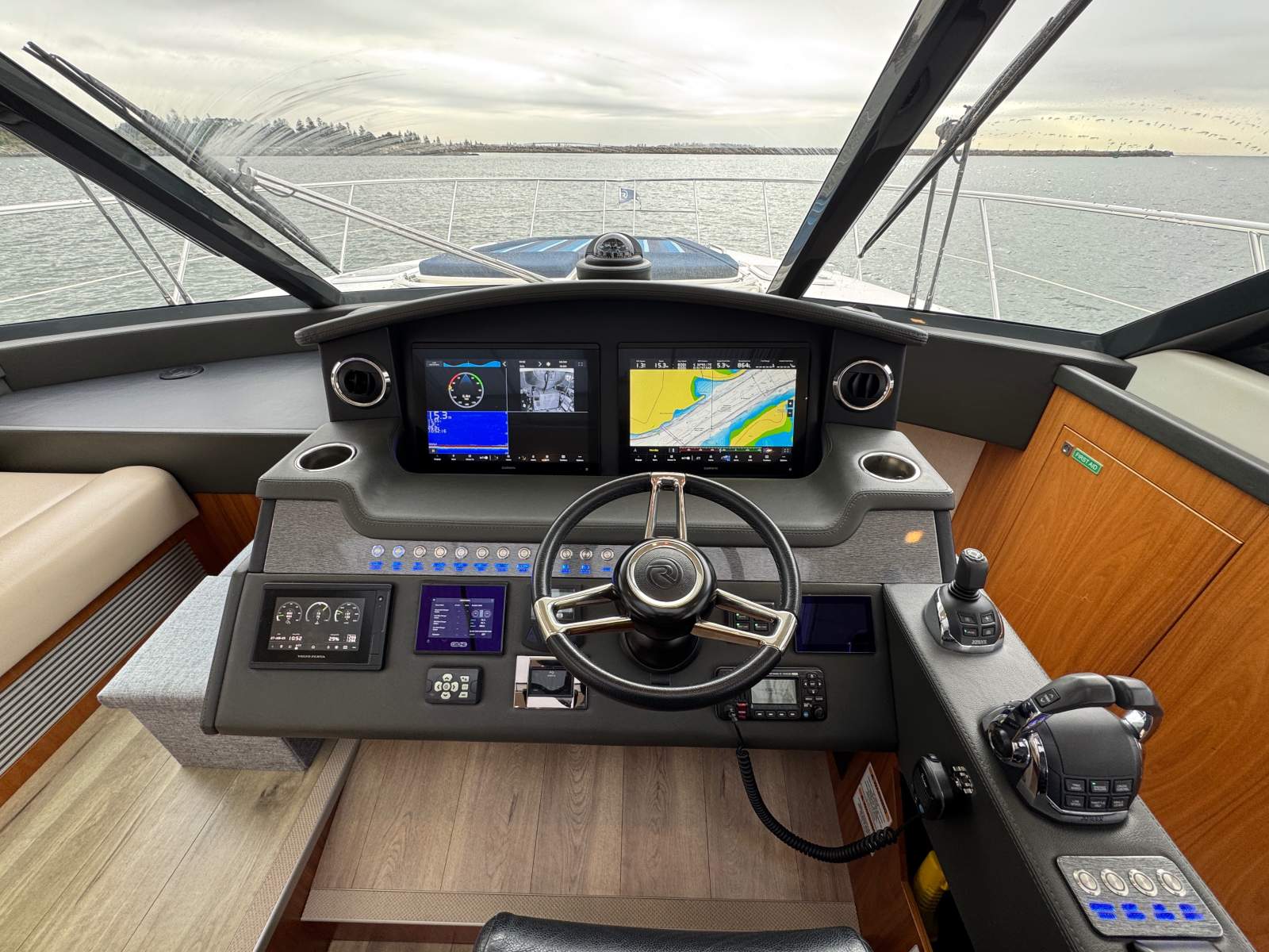Riviera 5400 Sport Yacht