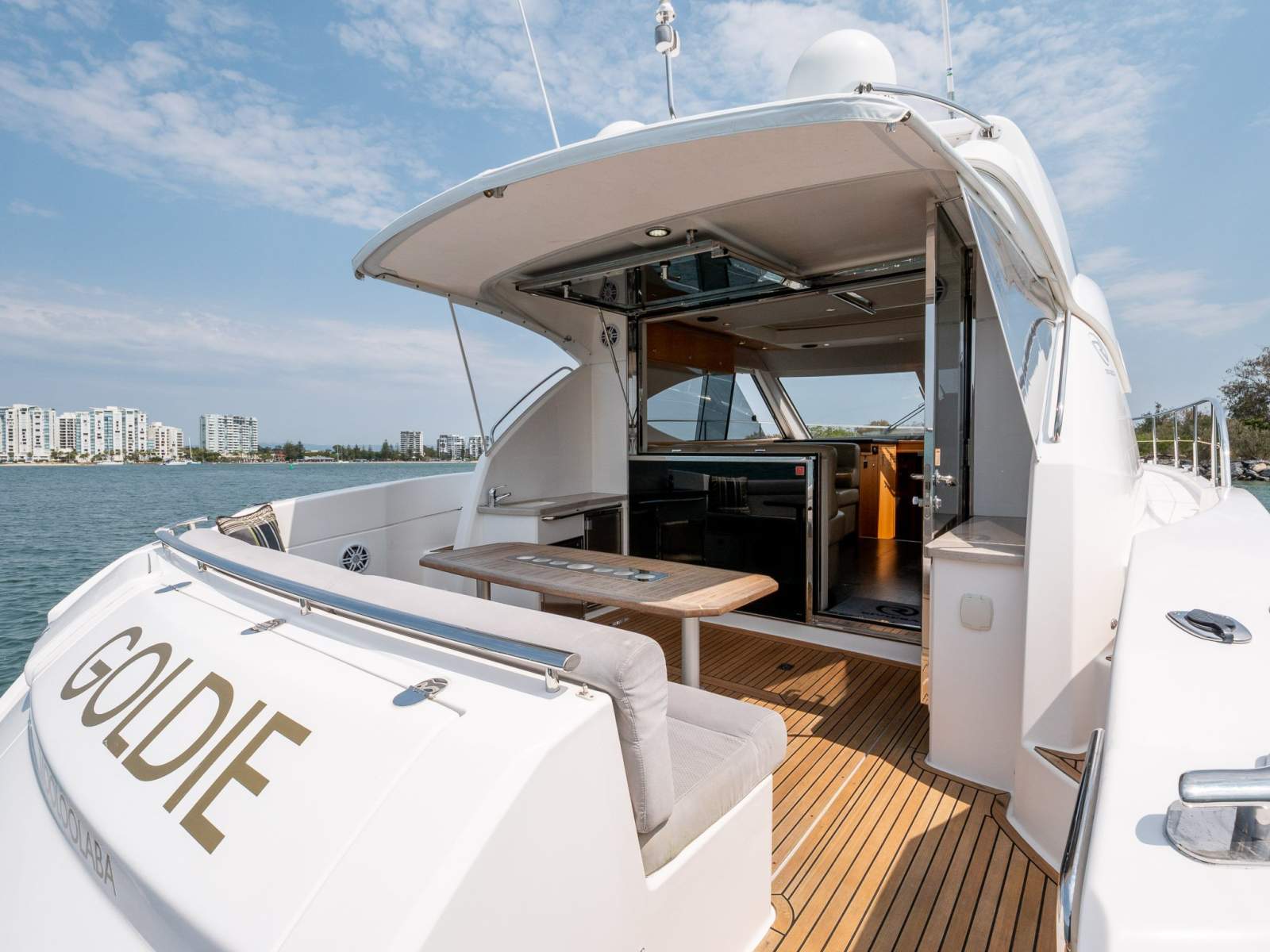 Riviera 4400 Sport Yacht Series II Riviera 4400 Sport Yacht Series II