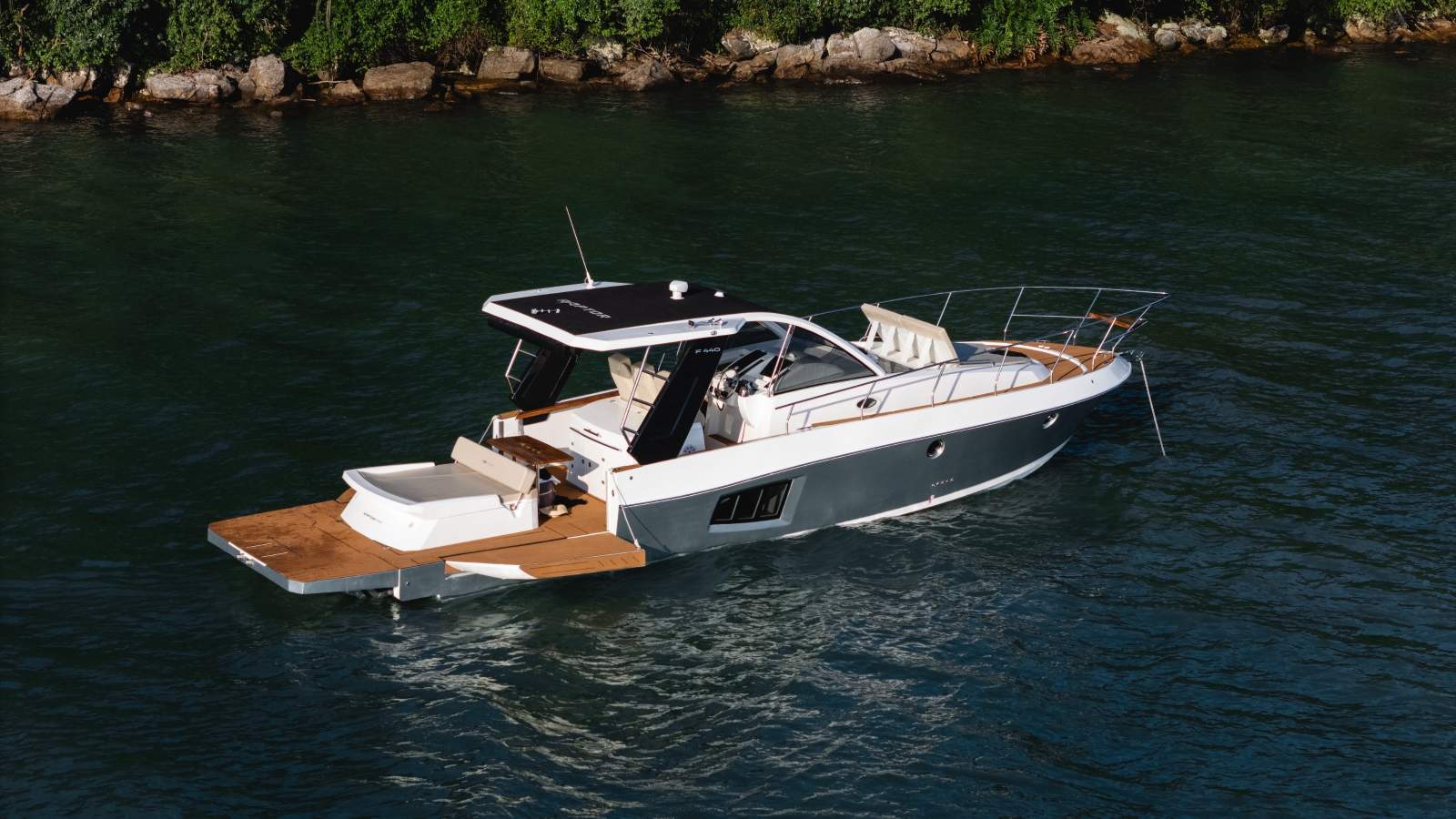 Raptor Boats F440 Solarium