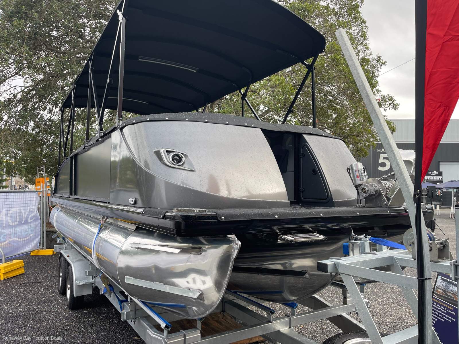 New Runaway Bay Pontoon Boats 24ft Tri-hull with 26 outer tubes and 28 centre