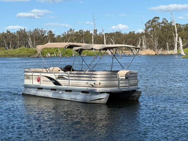 Sun Tracker Party Barge 22