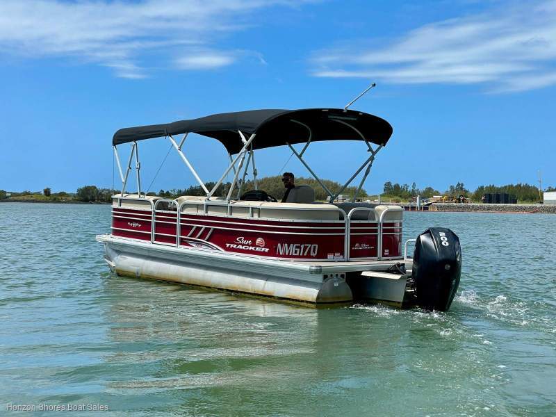 Sun Tracker Party Barge 22 XP3 - with trailer