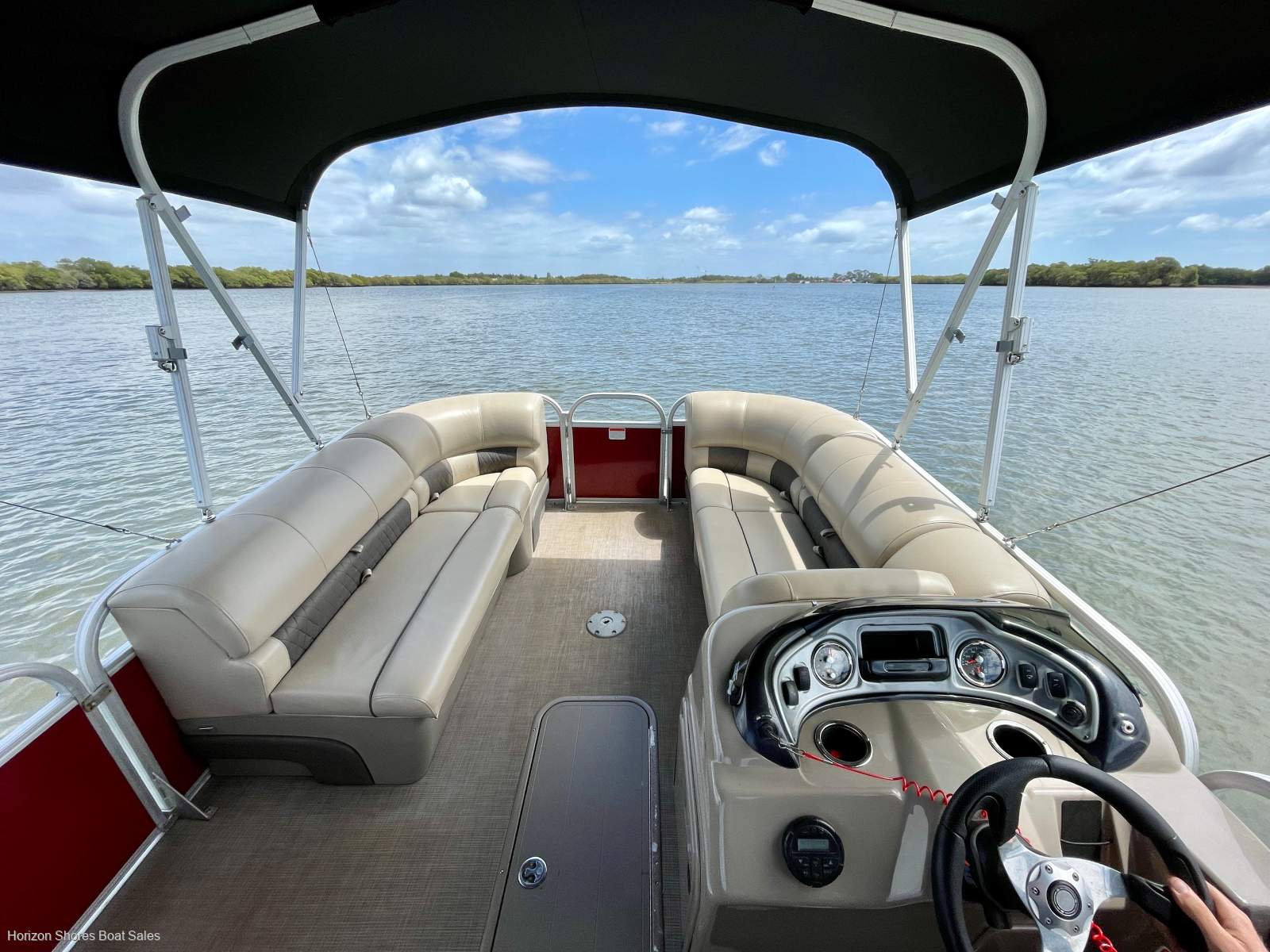 Sun Tracker Party Barge 22 XP3 - with trailer