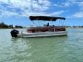 Sun Tracker Party Barge 22 XP3 - with trailer