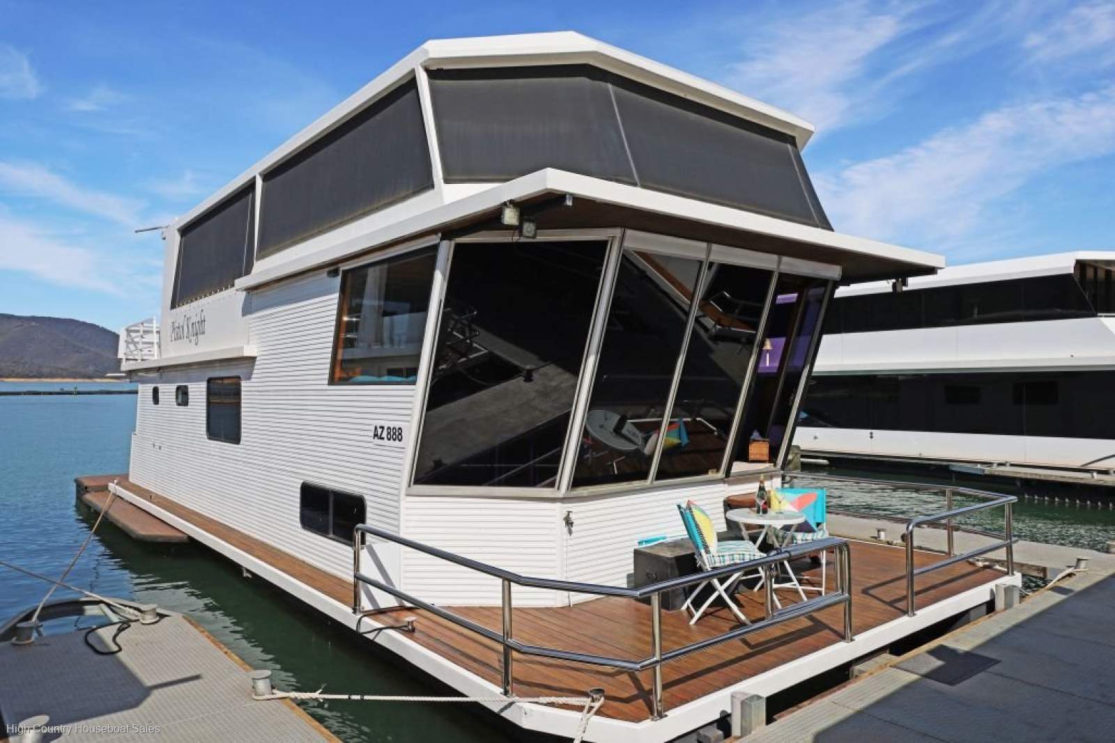 Houseboat Holiday Home on Lake Eildon:Pistol Knight on Lake Eildon