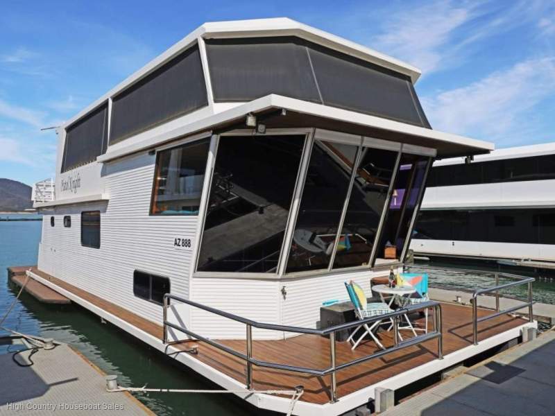 Houseboat Holiday Home on Lake Eildon