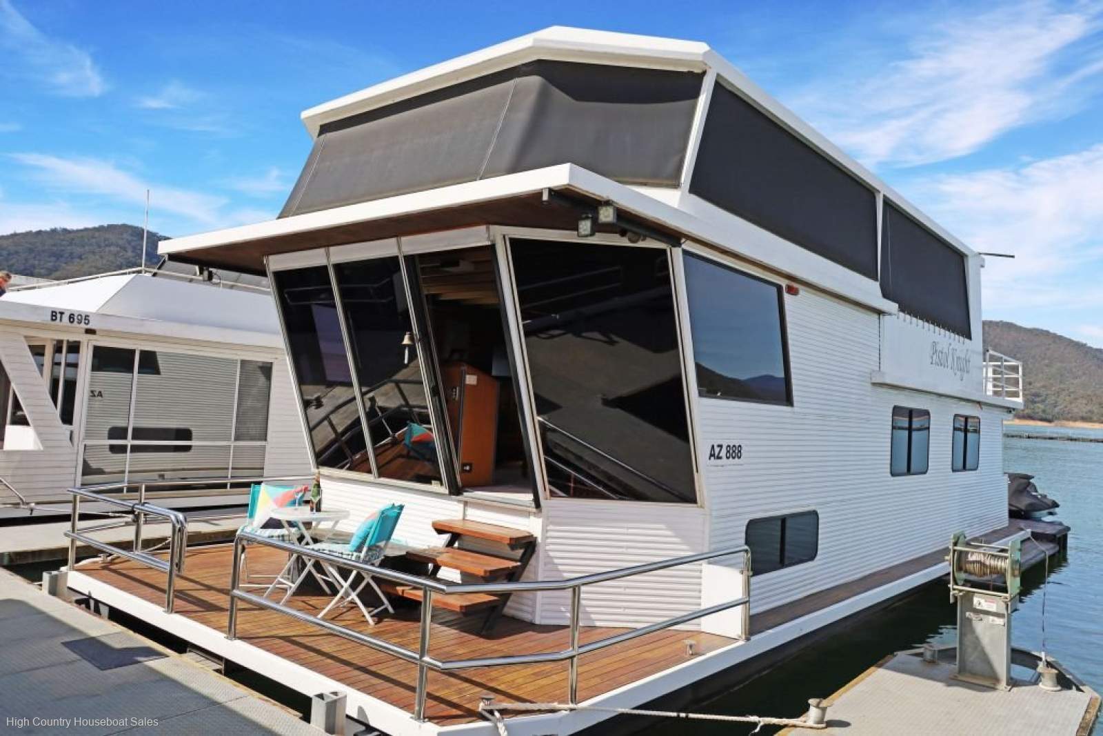 Houseboat Holiday Home on Lake Eildon:Pistol Knight on Lake Eildon