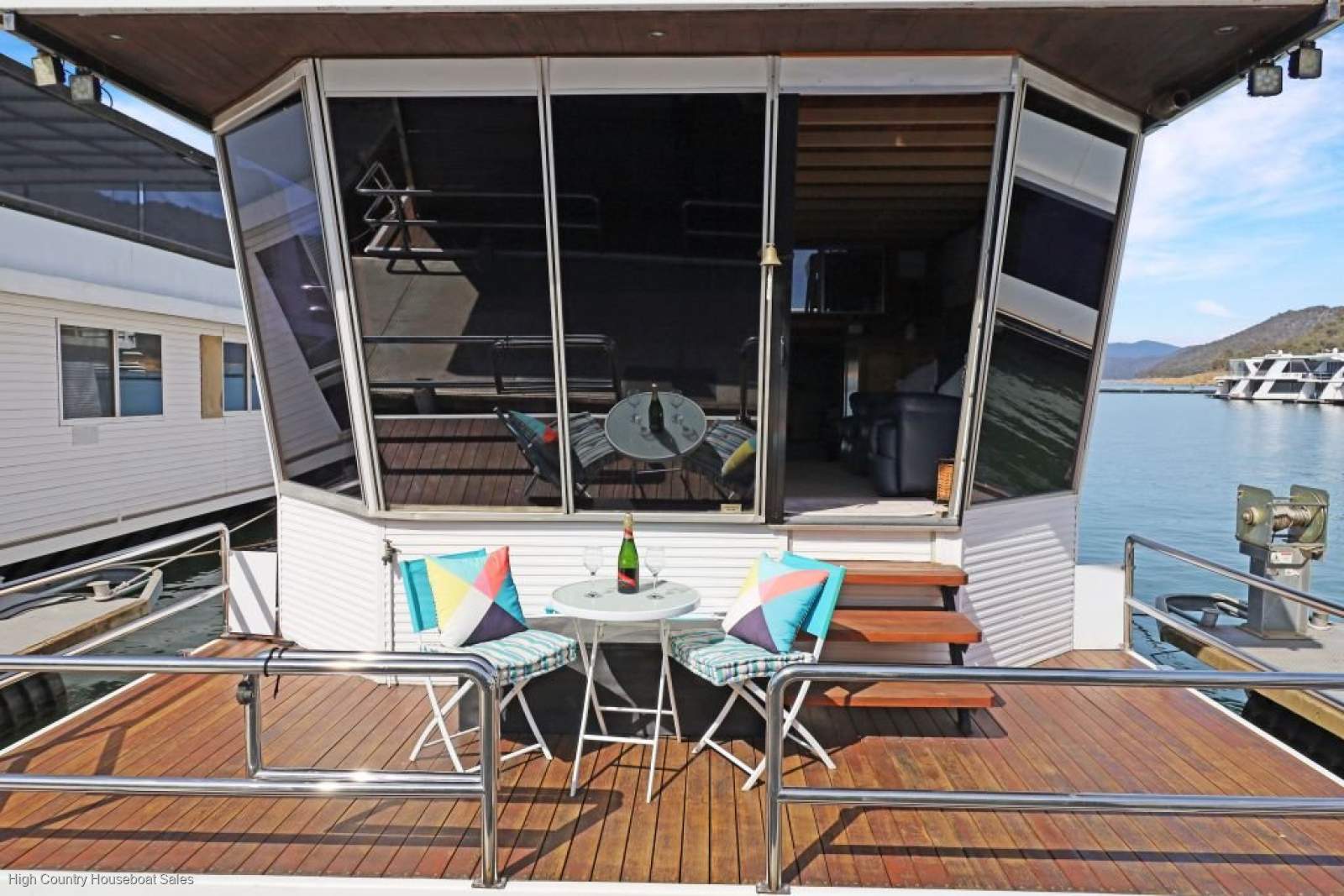 Houseboat Holiday Home on Lake Eildon:Pistol Knight on Lake Eildon