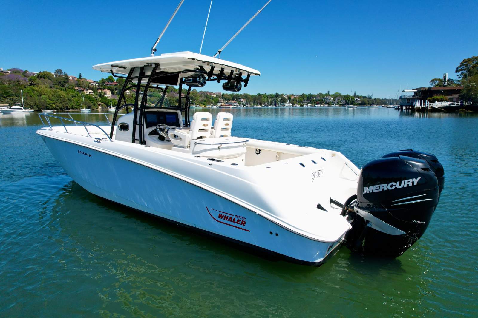 Boston Whaler 320 Outrage Boston Whaler 320 Outrage
