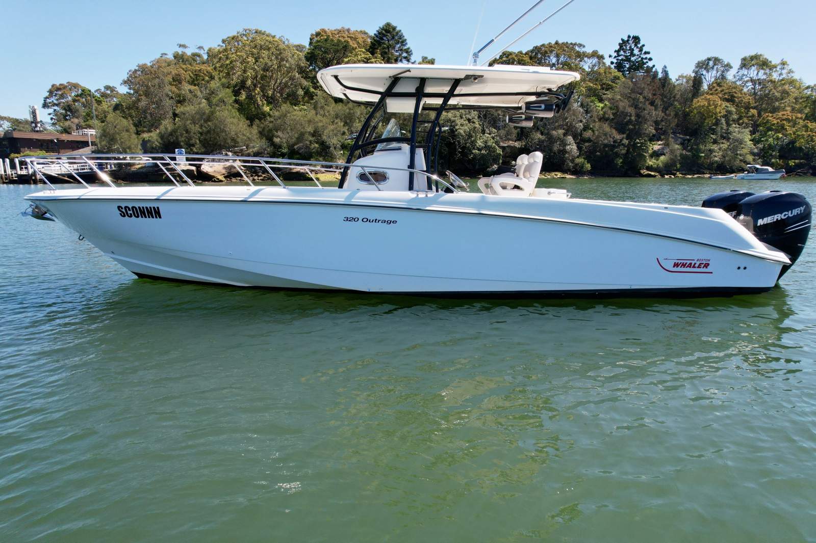 Boston Whaler 320 Outrage Boston Whaler 320 Outrage