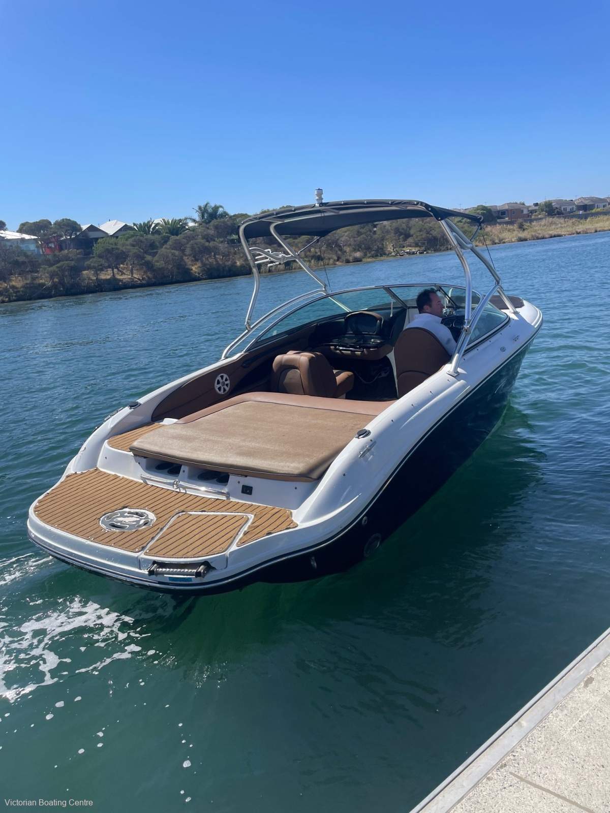 Sea Ray 220 Sundeck