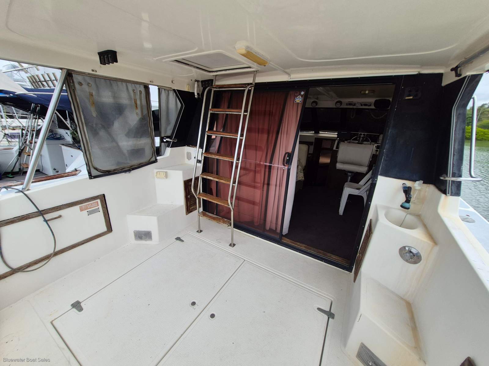 Markline 1100 Flybridge Cruiser