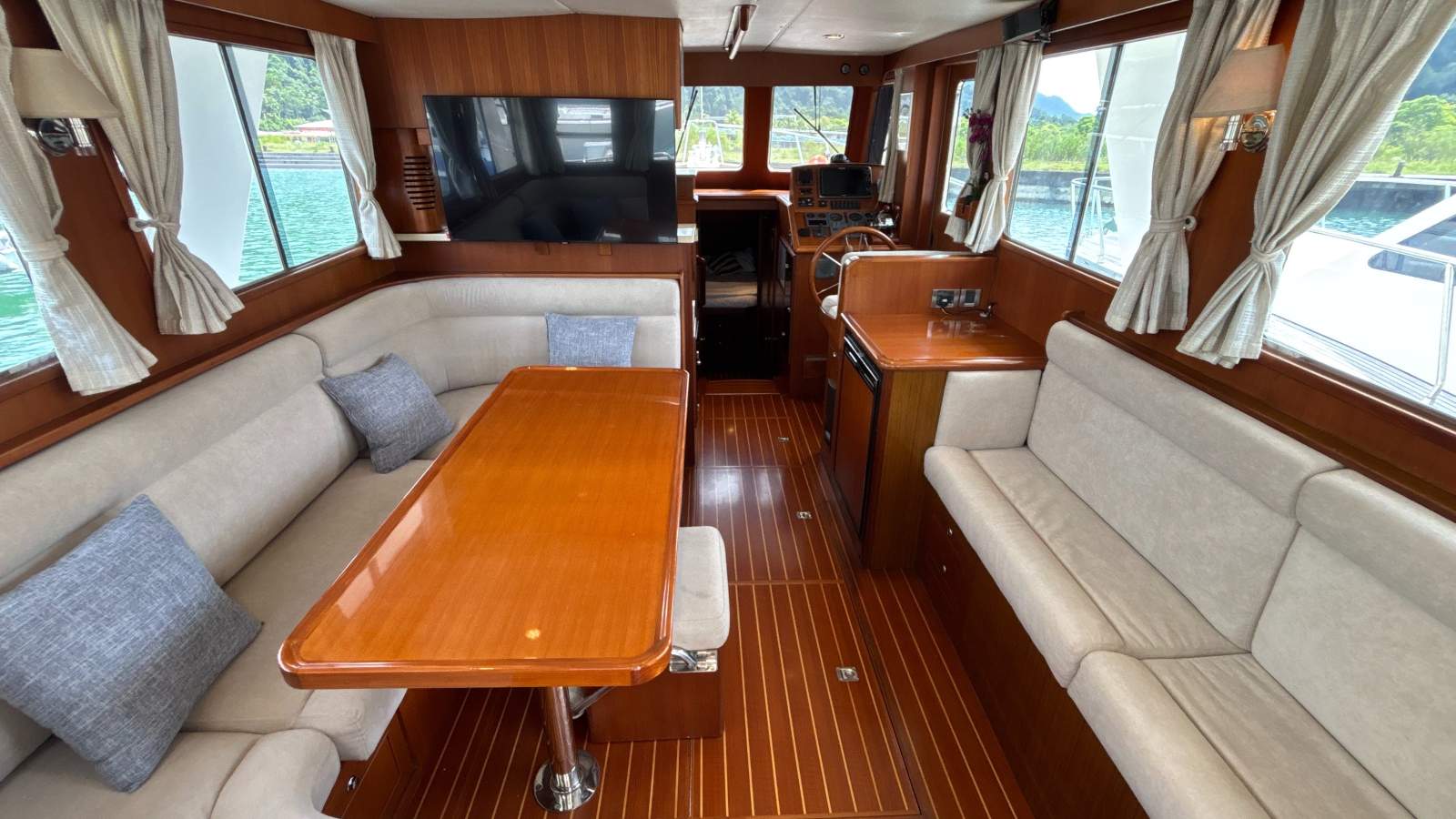 Explorer Motor Yacht 40 Sedan