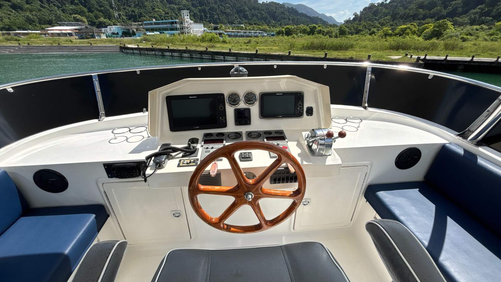 Explorer Motor Yacht 40 Sedan