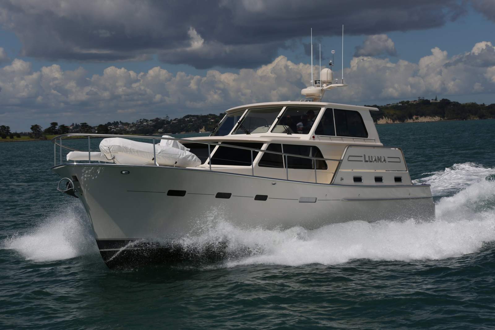 Elite 15.5 Mid Pilothouse Semi-displacement world cruisier