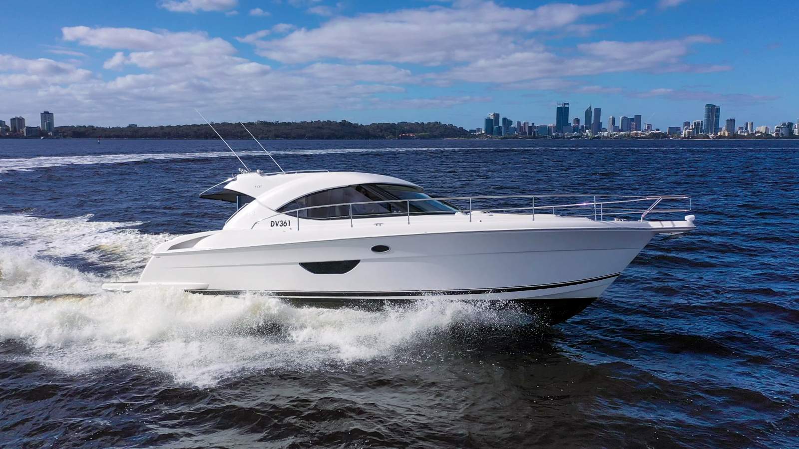Riviera 4400 Sport Yacht