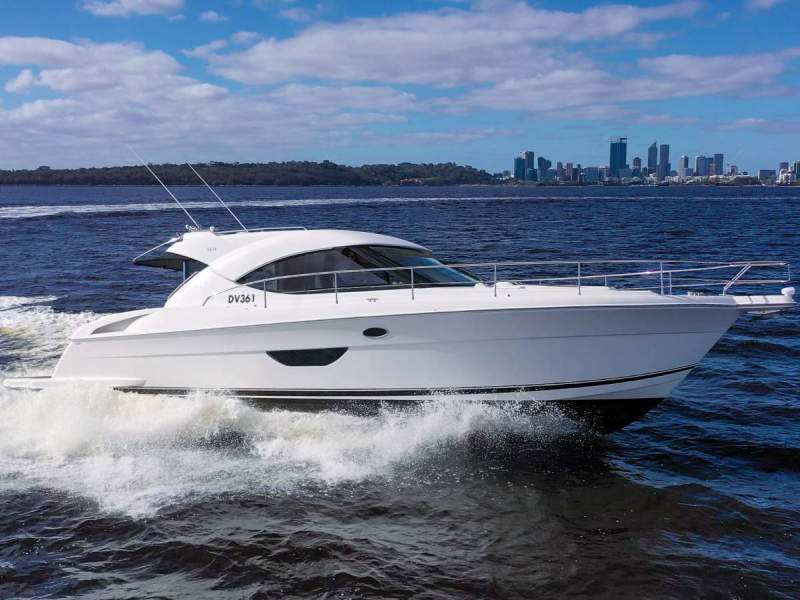 Riviera 4400 Sport Yacht