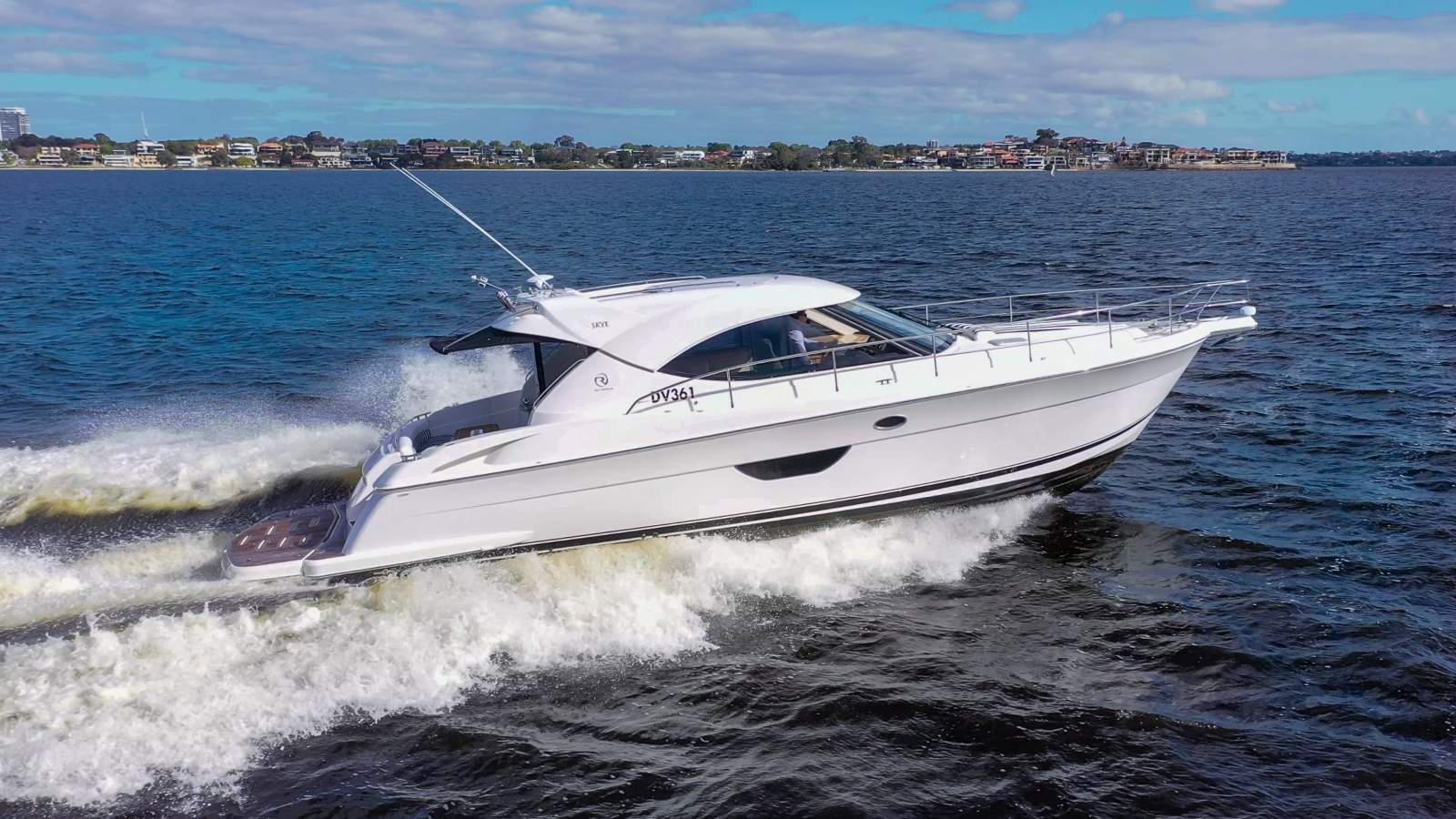 Riviera 4400 Sport Yacht