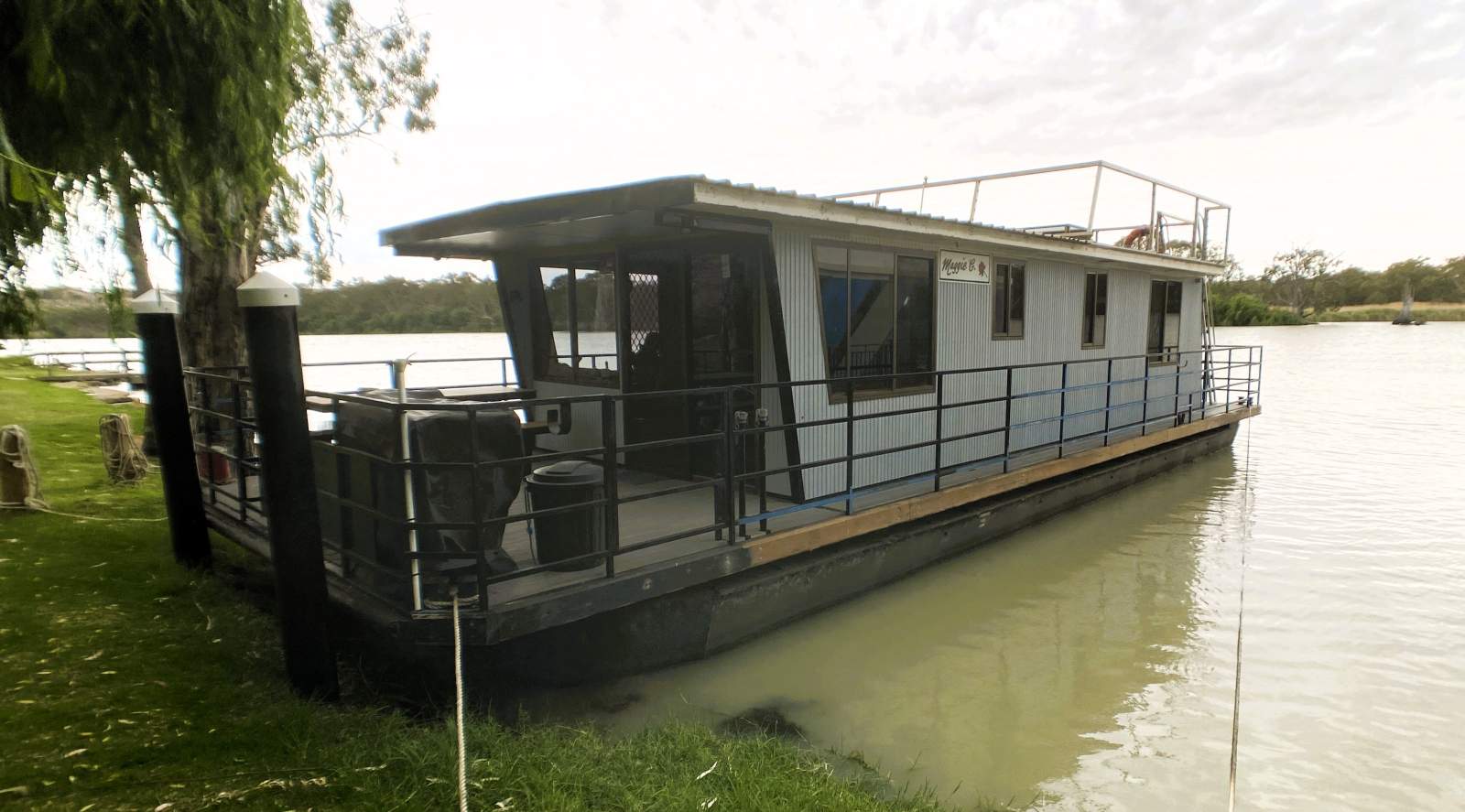 "Maggie C" Two Deck, Three Bed, Pontoon Houseboat.