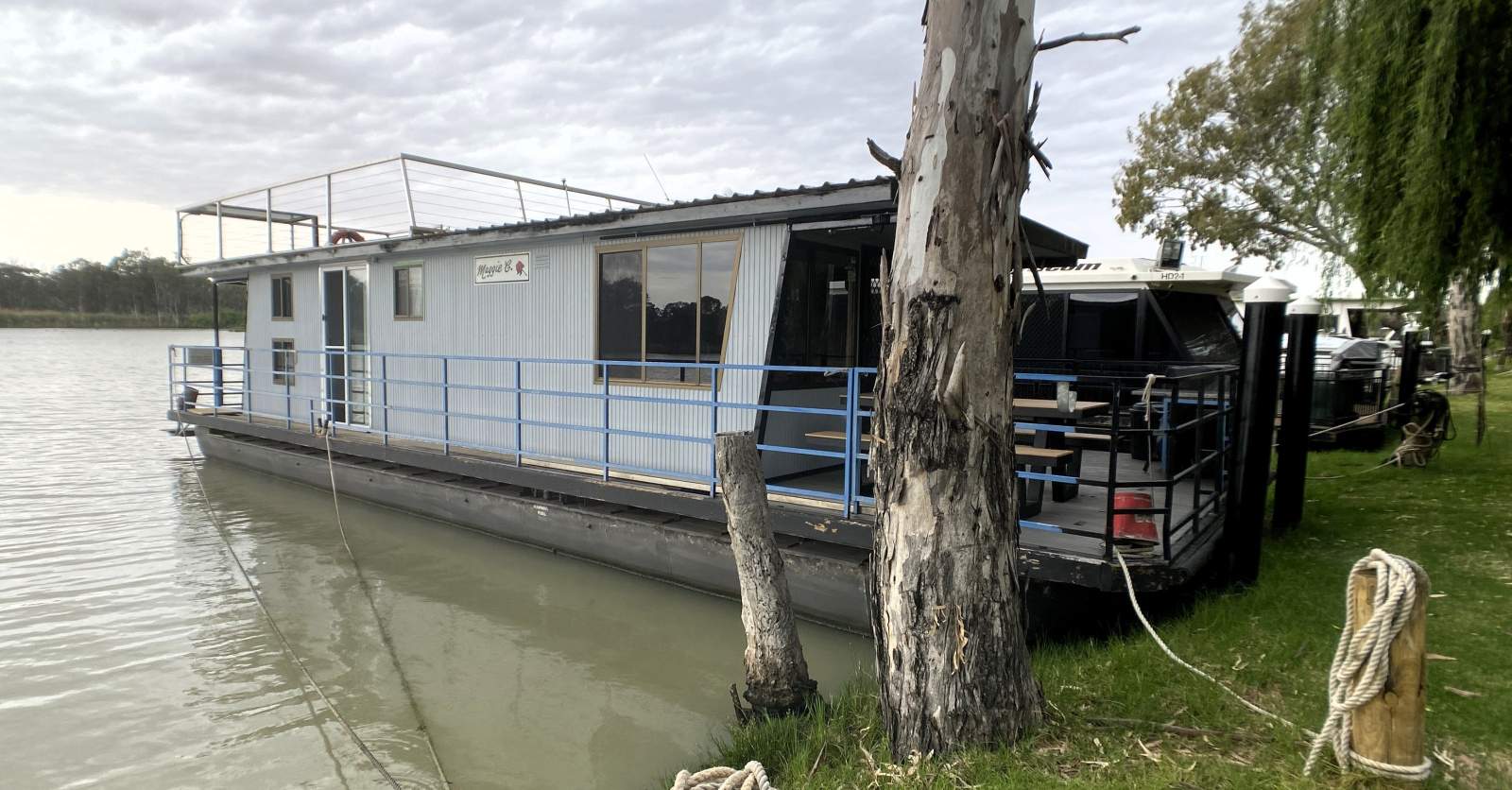 "Maggie C" Two Deck, Three Bed, Pontoon Houseboat.