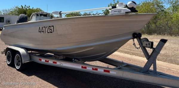 McLay 671 side console speedboat