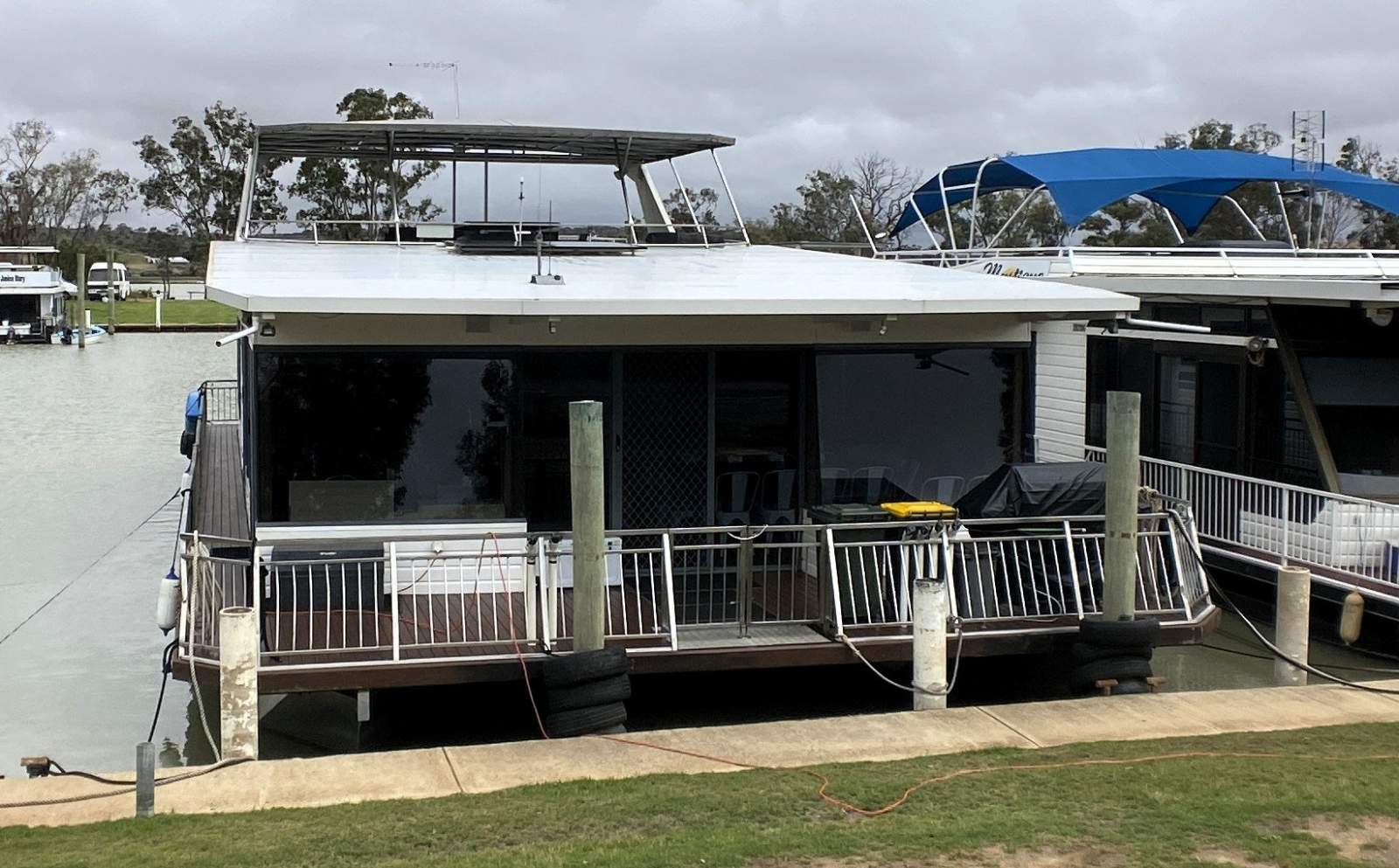 "Wilderness" Dual Deck 5 QBed Commercial HouseBoat