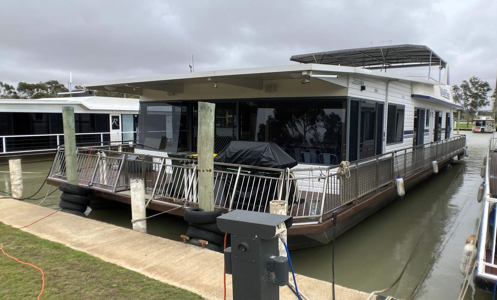 "Wilderness" Dual Deck 5 QBed Commercial HouseBoat