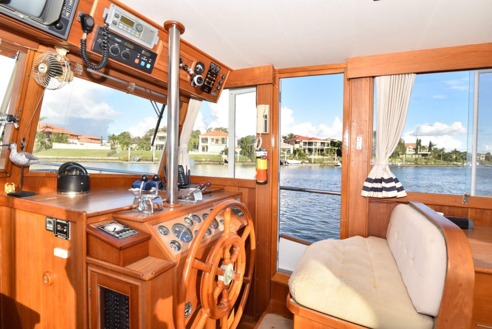 Grand Banks 46 Classic:Main Helm Grand Banks 46 Classic:Main Helm