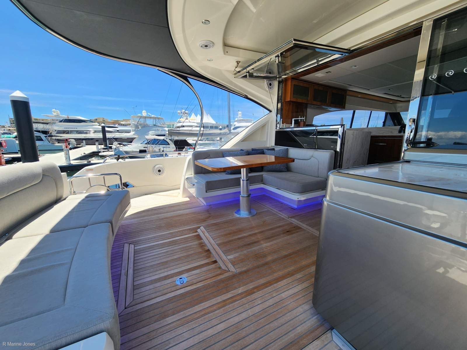 Riviera 6000 Sport Yacht Platinum Edition Riviera 6000 Sport Yacht Platinum Edition