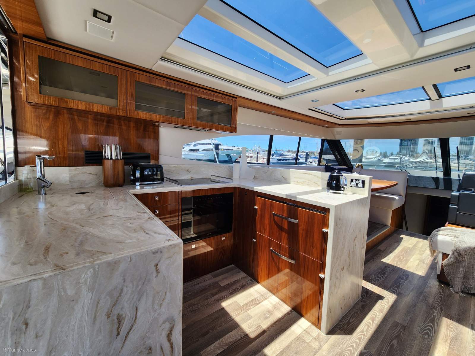 Riviera 6000 Sport Yacht Platinum Edition Riviera 6000 Sport Yacht Platinum Edition