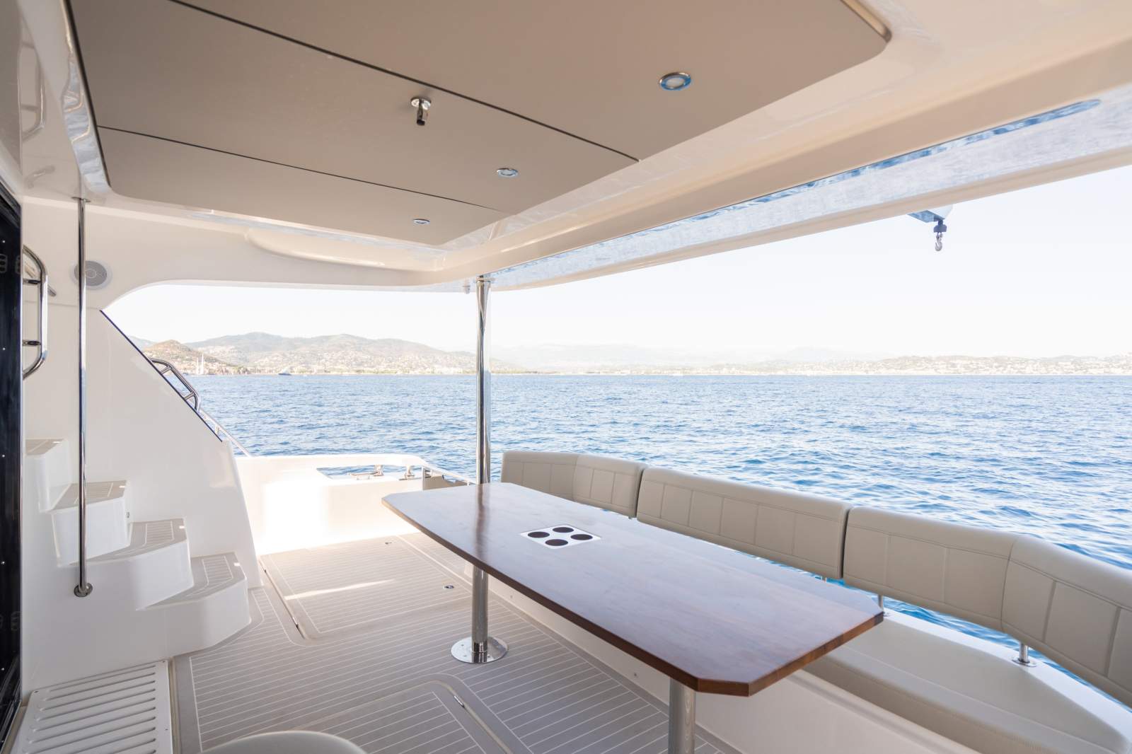 Aquila 46 Yacht Power Catamaran - Luxurious, capable escapes and entertaining