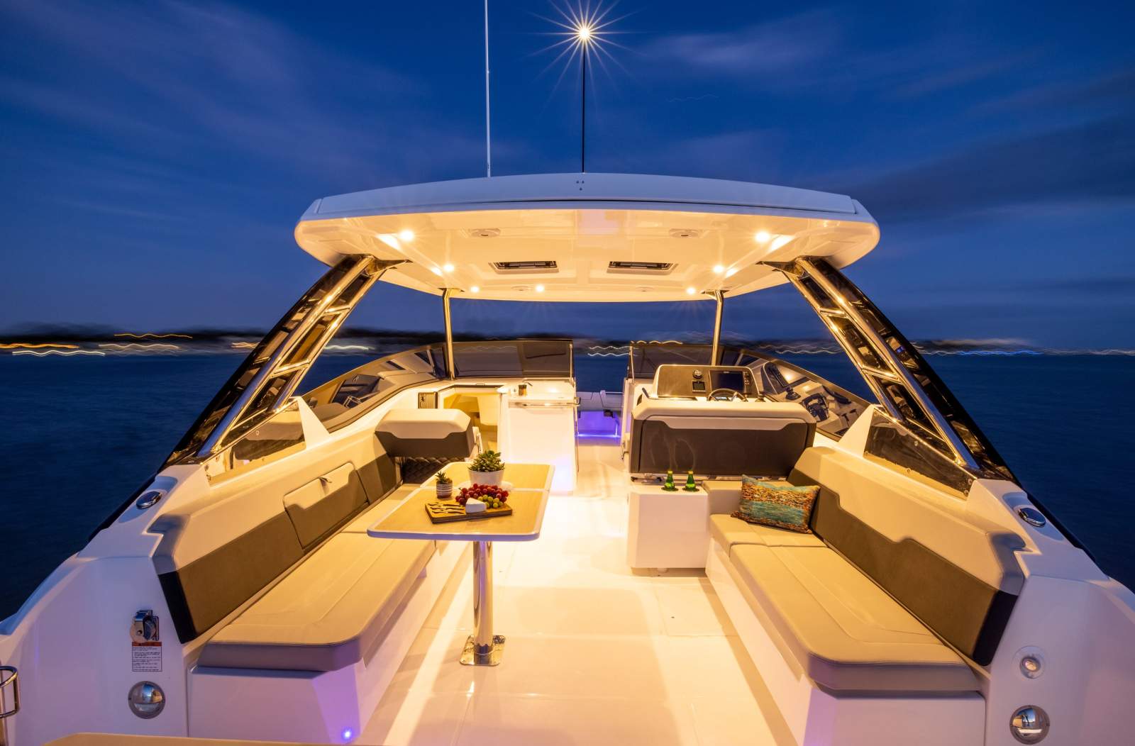 Aquila 32 Sport -Nimble performance and dayboating luxury
