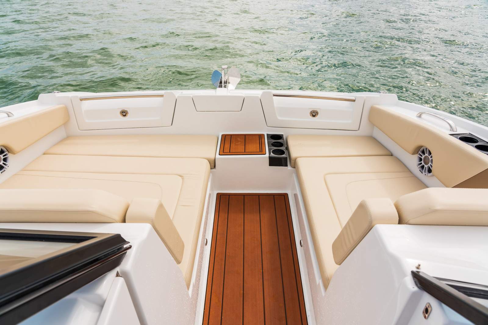 Aquila 32 Sport -Nimble performance and dayboating luxury