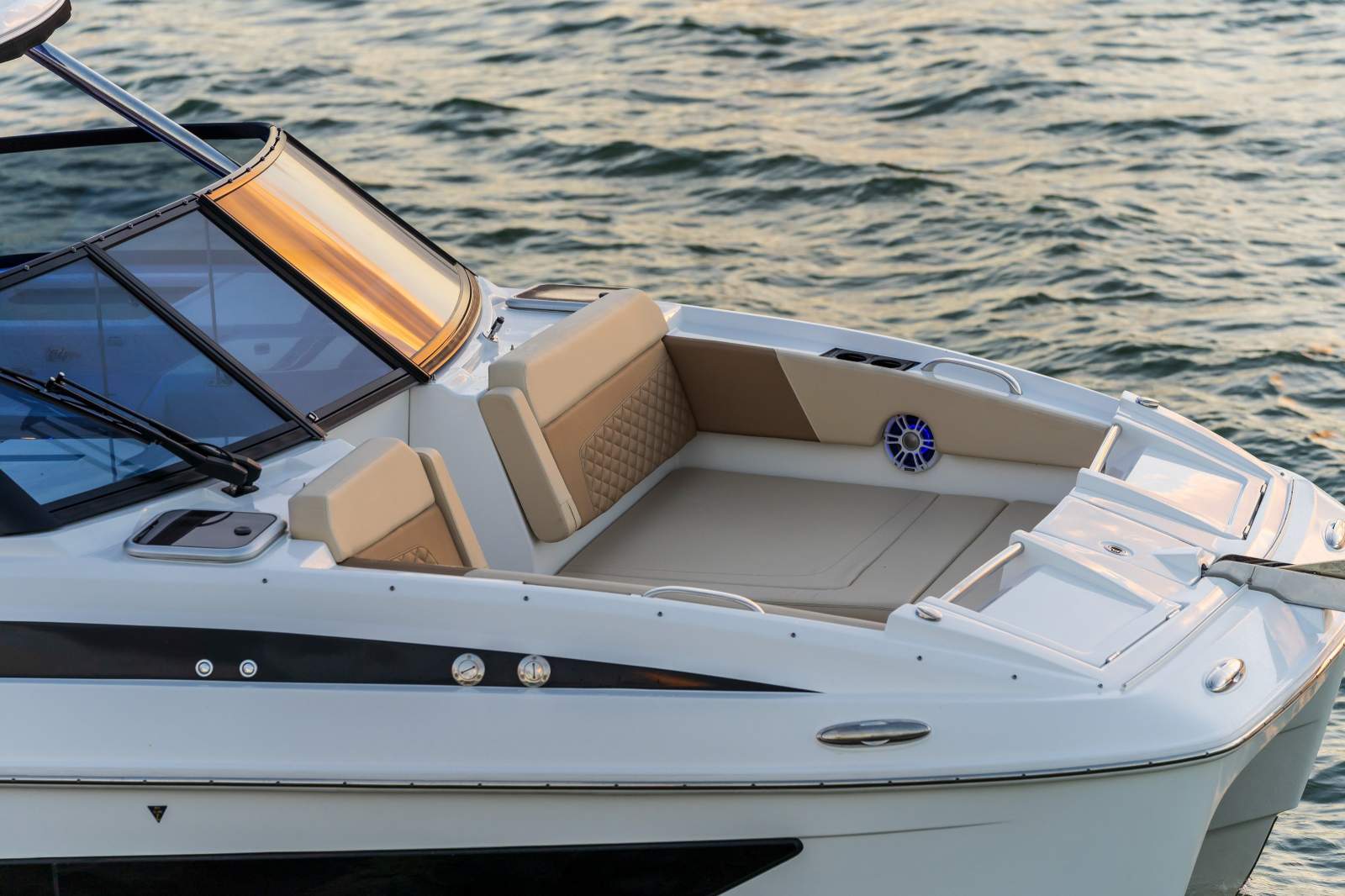 Aquila 32 Sport -Nimble performance and dayboating luxury