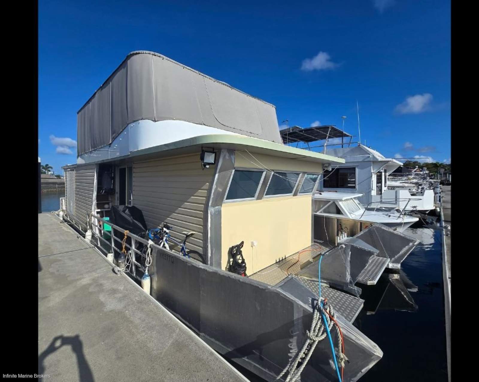 Custom Pontoon Houseboat 15m