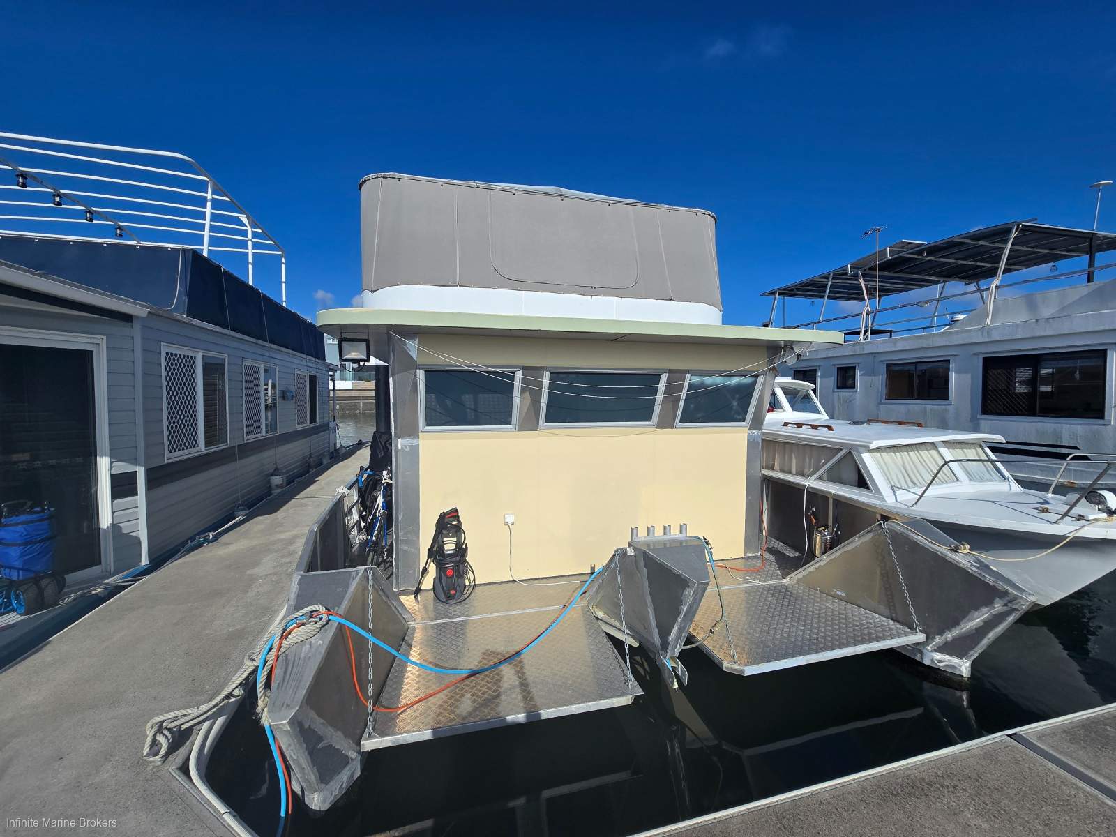 Custom Pontoon Houseboat 15m