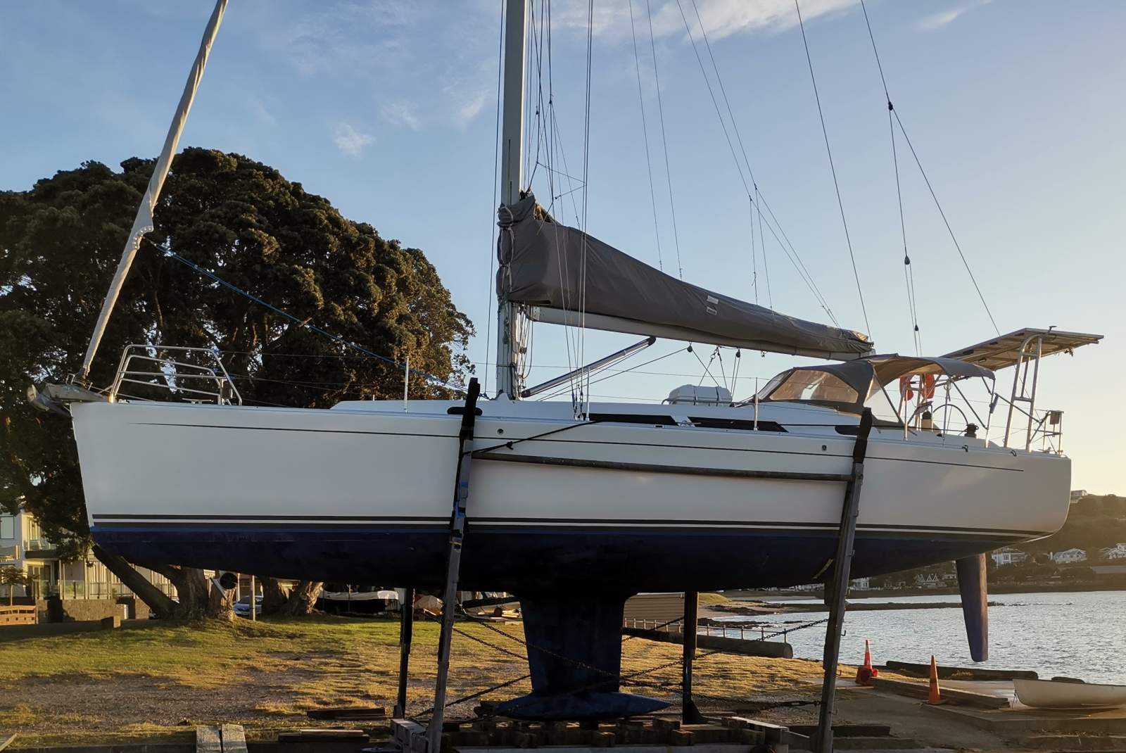 Hanse 400 Epoxy, Bowthruster, Loaded, inc delivery!:Profile with bowthruster extended. Facelift bulb keel.