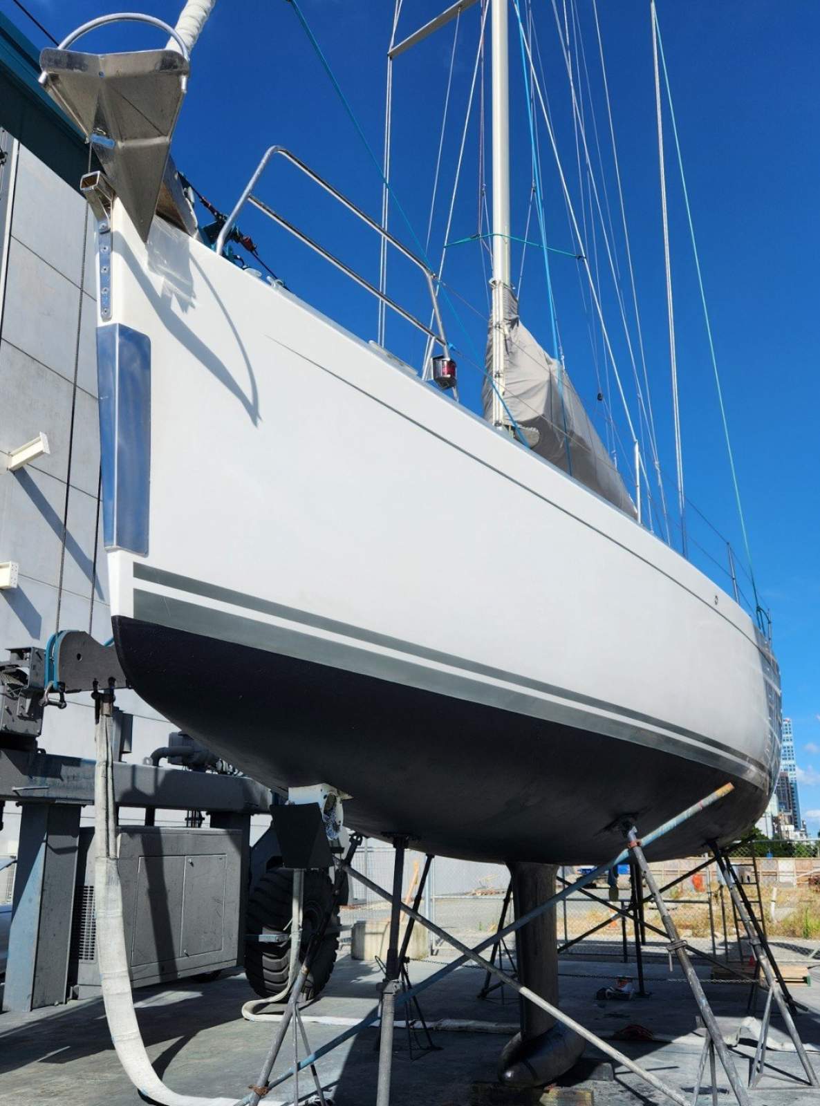 Hanse 400 Epoxy, Bowthruster, Loaded, inc delivery!:Bowthruster extended. New stem stainless plate