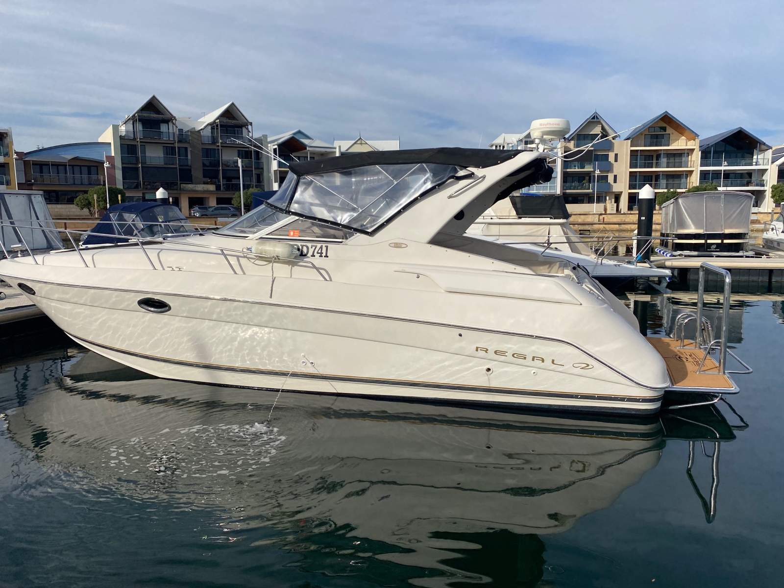 Regal 32 Cabin Cruiser 3260 Commodore